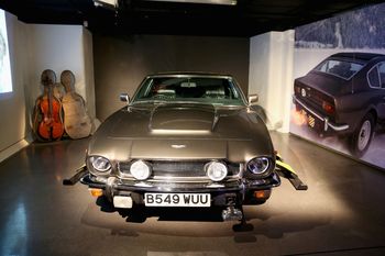 Bond-Ausstellung in London: Aston Martin V8 Volante und Cello-Schlitten aus „Der Hauch des Todes“ (1987). Foto: Auto-Medienportal.Net/London Film Museum