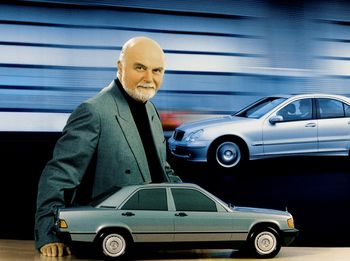 Bruno Sacco, bis 1999 verantwortlich für das Design bei Mercedes-Benz, mit einem Modell des Mercedes-Benz 190 der Baureihe W 201 (1982–1993). Foto: Auto-Medienportal.Net/Daimler