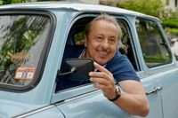 "Go Trabi go forever": Wolfgang Stumph in einem hellblauen Trabant - wie im Film von 1991 | Foto: Auto-Medienportal.Net/MDR