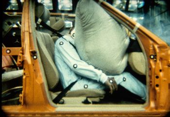 Crashversuch bei Mercedes-Benz mit Beifahrerairbag (1990)