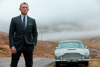 Daniel Craig mit Aston Martin DB 5 in „Skyfall“ (2012)