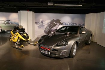 Bond-Ausstellung in London: Aston Martin V12 Vanquish und Bombardier MX Z-Rey Sky-doo „Stirb an einem anderen Tag“ (2002). Foto: Auto-Medienportal.Net/London Film Museumt zu Bild 7