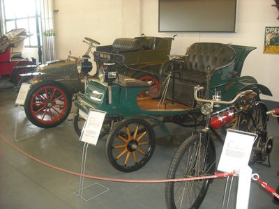 Kutsche noch erkennbar: Frühe Opel um die Jahrhundertwende, rechts der „System Lutzmann“ von 1899