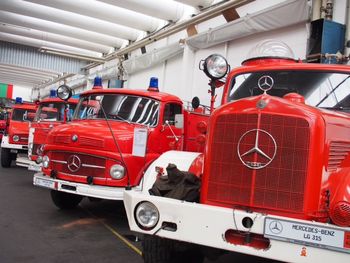 Die Farbe Rot hat einen hohen Stellenwert im PS.Depot Lkw+Bus. Die Feuerwehrfahrzeuge stammen aus den 1920er Jahren bis in die Neuzeit. Bildquelle: Stephan Richter. Bildrechte: Kulturstiftung Kornhaus. Abdruck honorarfrei, Belegexemplar erbeten.