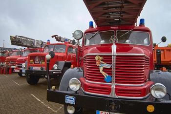Die Farbe Rot hat einen hohen Stellenwert im PS.Depot Lkw+Bus. Die Feuerwehrfahrzeuge stammen aus den 1920er Jahren bis in die Neuzeit. Bildquelle: Marvin Schoppe. Bildrechte: Kulturstiftung Kornhaus. Abdruck honorarfrei, Belegexemplar erbeten.