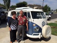 Mr und Mrs Schmidt vor ihrem VW T1 Bus