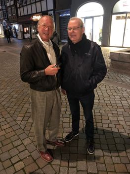 Arno Wahl (Radio Oldtimer) im Gespräch mit Walter Treser auf dem Treffen des Treser-Clubs im Hameln.