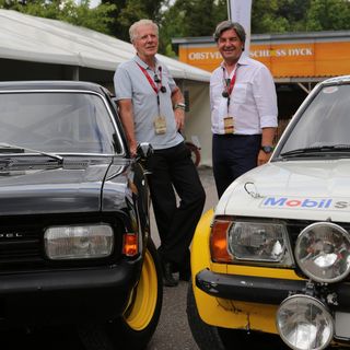 Erich Bitter (links) mit dem Opel Rekord C, der als "Schwarze Witwe" für Furore sorgte, sowie Christian Geistdörfer mit dem Ascona B Rallye-EM-Auto. Foto: Auto-Medienportal.Net