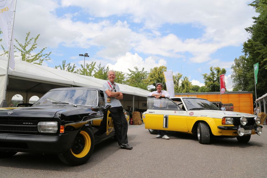 Erich Bitter (links) mit dem Opel Rekord C, der als "Schwarze Witwe" für Furore sorgte, sowie Christian Geistdörfer mit dem Ascona B Rallye-EM-Auto. Foto: Auto-Medienportal.Net