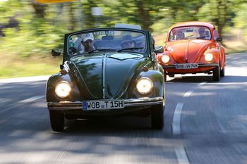 Hamburg-Berlin-Klassik 2016: Zwei VW Käfer. Foto: Autostadt