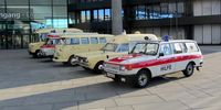 KTW und RTW aus dem Rotkreuz-Museum vor der Messe Nürnberg, darunter ein Wartburg Tourist 353 (im Vordergrund) und ein Barkas B 1000 (2.v.l.) aus der ehemaligen DDR.